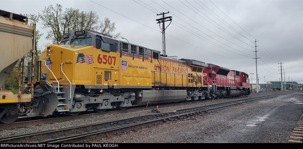UP 6507 pulls a Loaded Grain Train Into The BNSF/UP Kelly Point yard at Portland, Oregon 